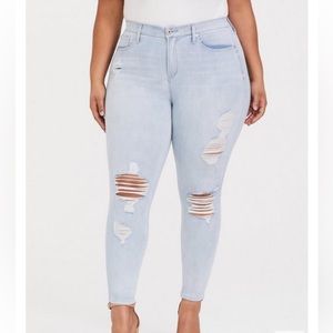 Sky High light wash distressed jeans